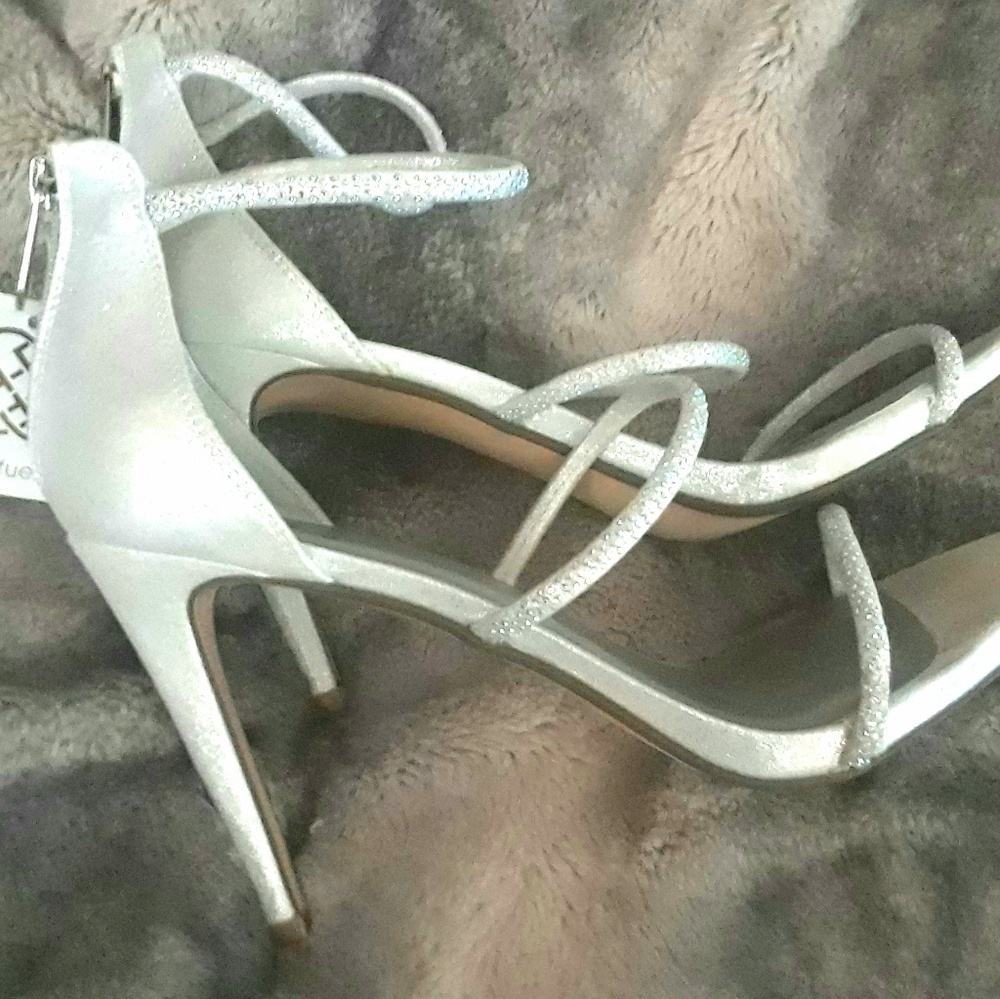 NWT Daisy Fuentes silver pearl heels